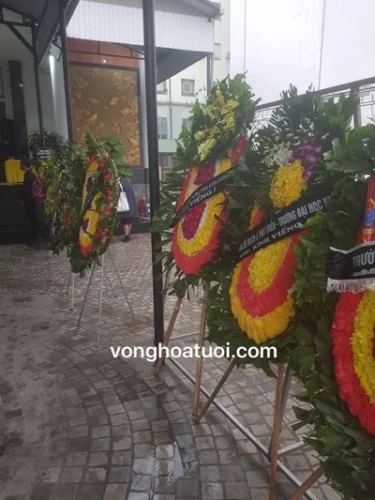 Vòng hoa nhà tang lễ 198 Trần Bình